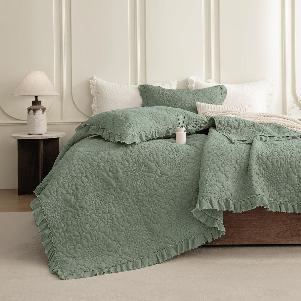 QSH 3PCs Stonewashed Cotton Quilt King (110'x98'),Olive Green Ruffle Quilt King Size Bedding Set,Ultra Lightweight Soft Crinkled Bedspread Coverlet King Shabby Farmhouse Chic Bedding for All Seasons