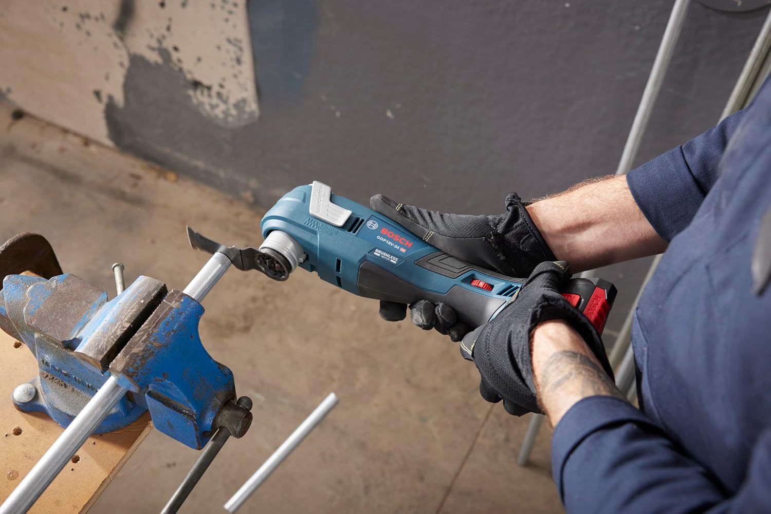 Bosch GOP18V-34B14-RT 18V Brushless Lithium-Ion Cordless StarlockPlus Oscillating Multi-Tool Kit (4 Ah) (Renewed)