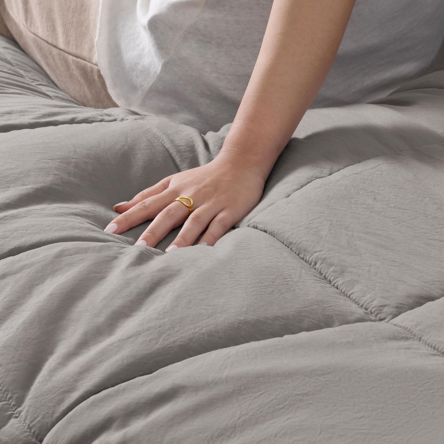 UGG Leonora Comforter Set with 2 Pillow Shams Lightweight Down Alternative Blanket Reversible Cozy Warm All Season Washable and Hypoallergenic Bedding Set, Full/Queen, Light Grey