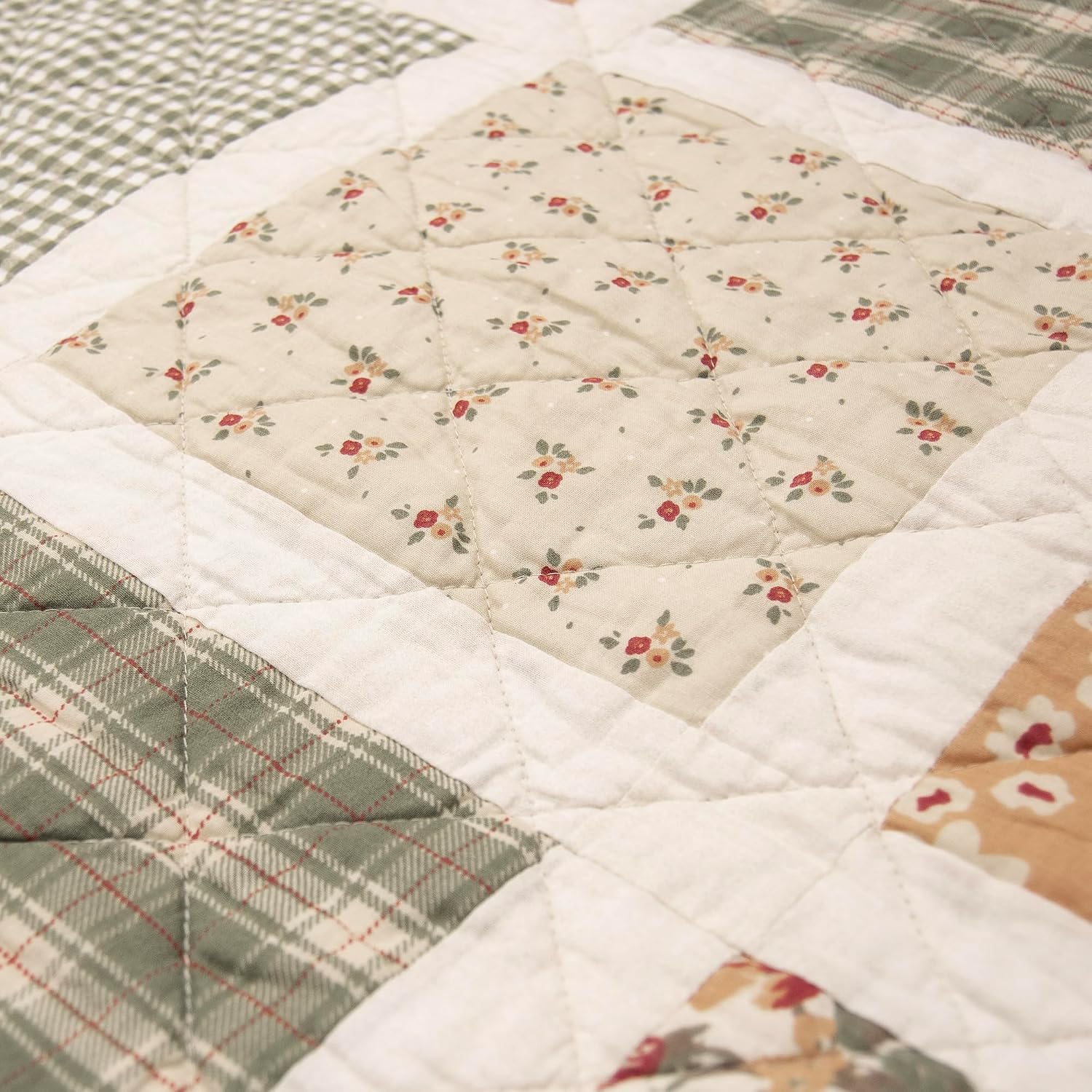 Donna Sharp Peach Rose Summer Cotton Quilted Bedding Set - 3-Piece Queen Size Quilt Set - Includes 1 Quilt and 2 Standard Pillow Shams - Machine Washable - Traditional Floral Design