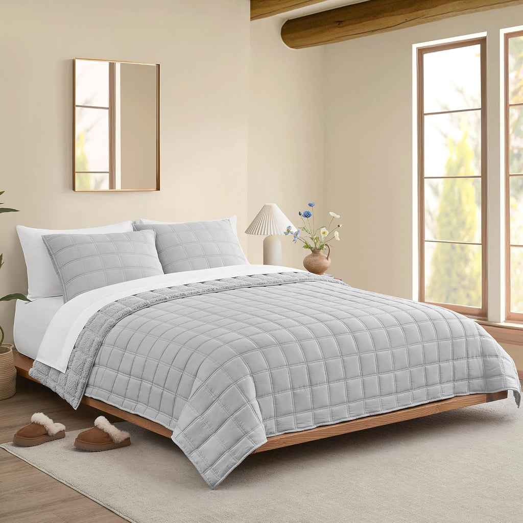 UGG King Quilt Set with 2 Pillow Shams – 3 Piece Lightweight All-Season Bedspread, Ultra-Soft Fluffy Reversible Quilt Set for Apartment, Home & Modern Bedroom Decor, Light Gray(Gizelle)