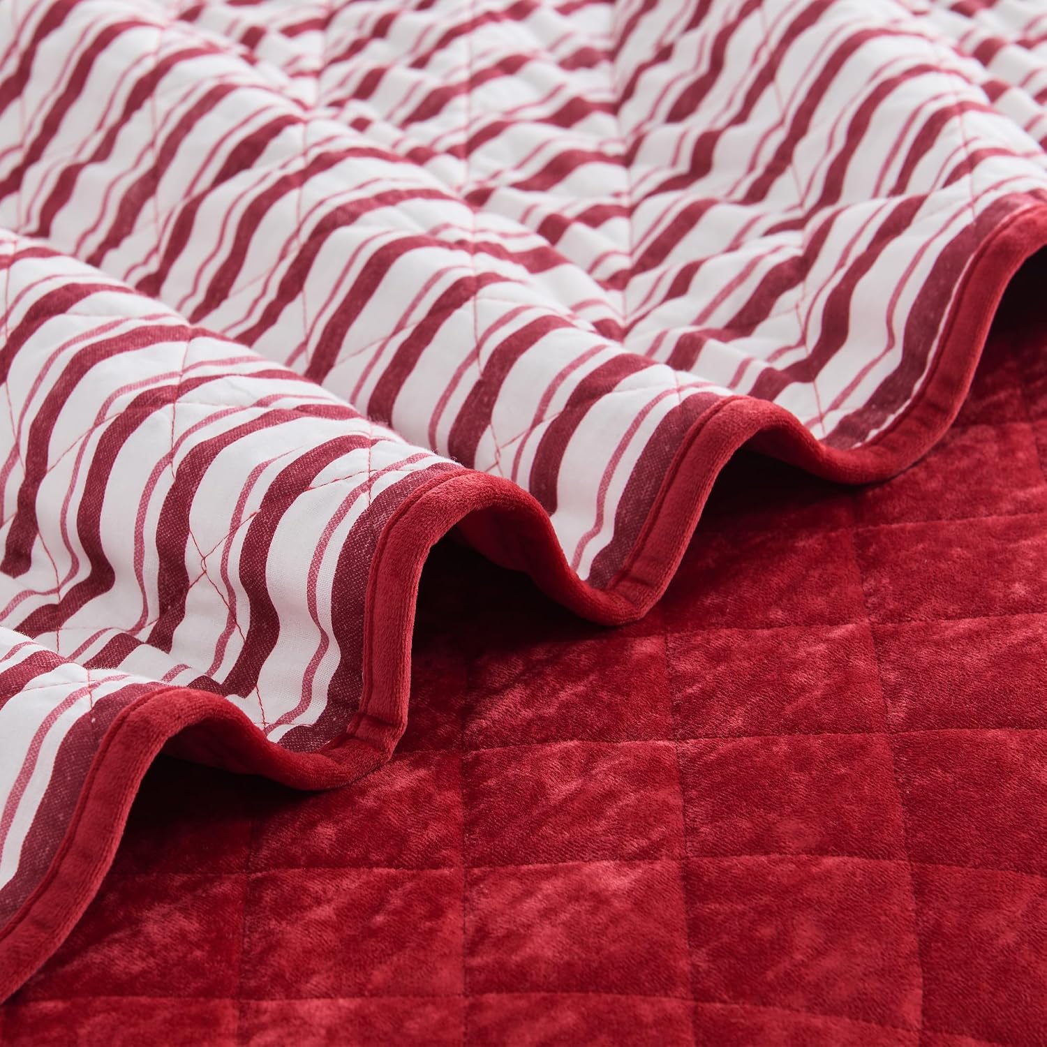 Wonderful Christmas Cotton Stripe Quilt 5-Piece Set,King Luxury Red Velvet Quilt Set,All-Season Breathable Bedding with 2 Elegant Cushions,Versatile for Bedroom, Fit for Adults, Teens & Kids,104'x94'