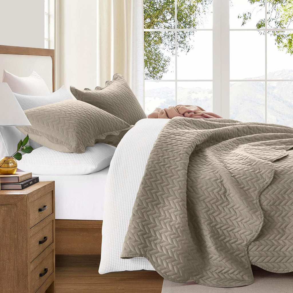 IR Imperial Rooms 8 Pack Quilt King Size Bedding (106' x 96') - Bulk Wholesale for Hotels, Guest Bedroom & Airbnbs - Lightweight Microfiber Reversible Embossed Quilts Bedspread (Beige)