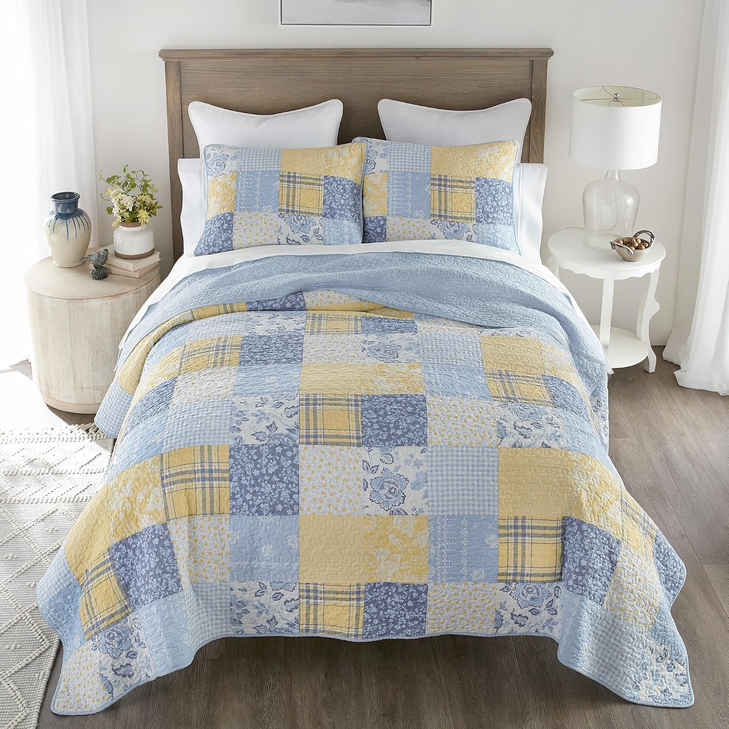 Donna Sharp Spring Flowers-Twin Quilt Set, Measures 68 x 90, Includes 1 Quilt and 1 Standard Sham, Machine Washable