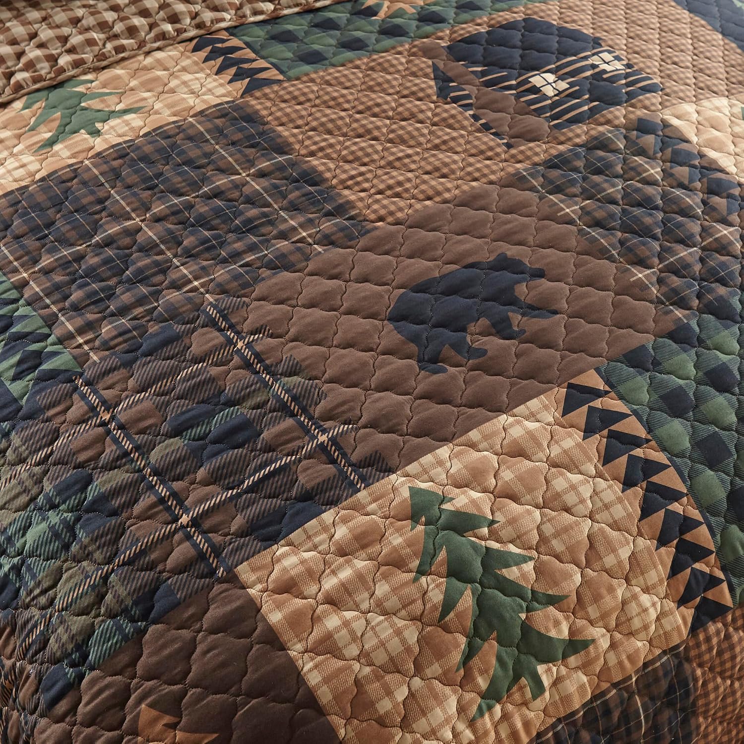 Donna Sharp Brown Bear Cabin-King Quilt Set, Measures 104 x 96, Includes 1 Quilt and 2 King Shams, Machine Washable