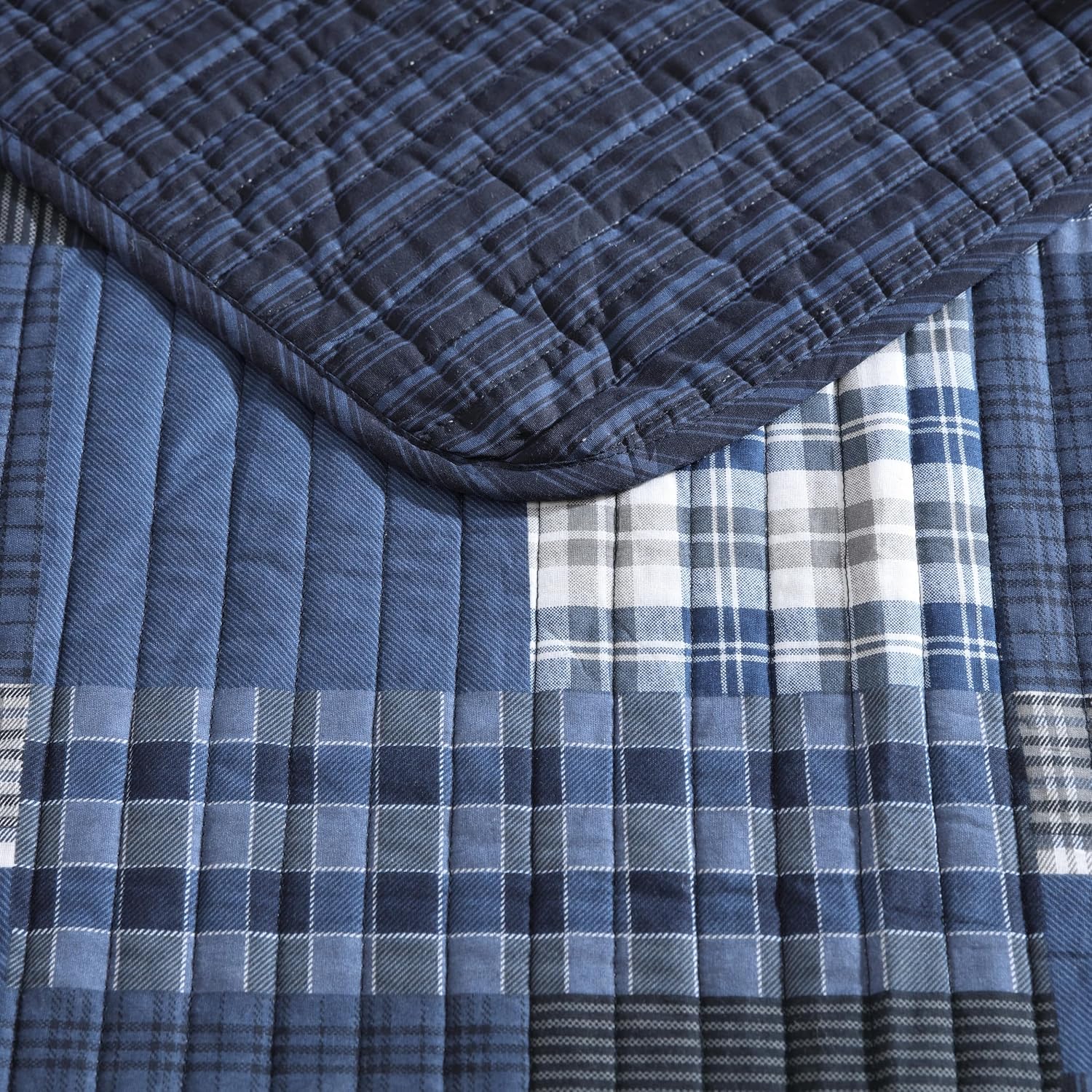 Eddie Bauer - Queen Quilt Set, Reversible Cotton Bedding with Matching Shams, Lightweight Home Decor for All Seasons (Eastmont Navy, Queen)